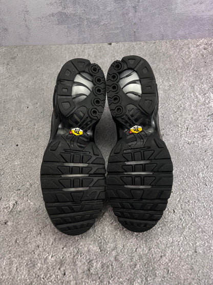 Nike Air Max Plus Triple Black — buty sportowe męskie w bardzo dobrym stanie rozmiar 46, widok z tyłu
