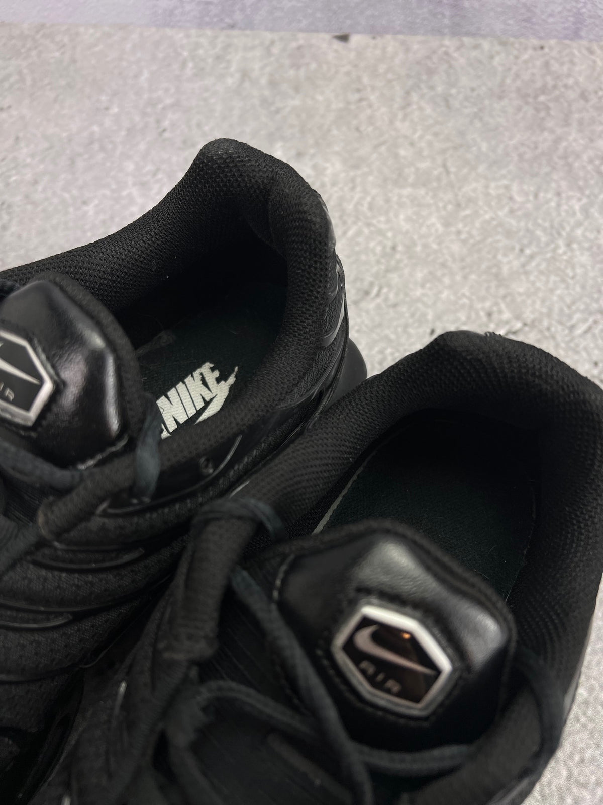 Nike Air Max Plus Triple Black — buty sportowe męskie w bardzo dobrym stanie rozmiar 46, zapiętki butów