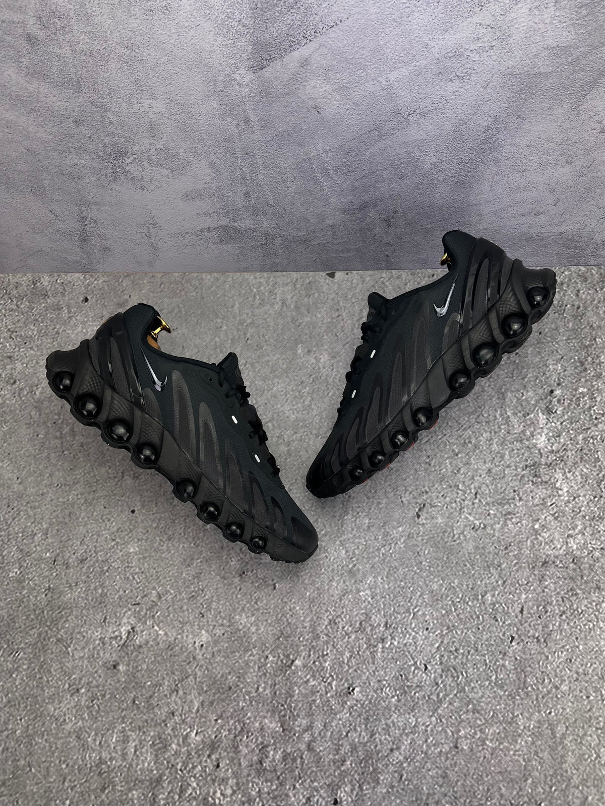 Nike Air Max Dn8 — buty sportowe męskie w bardzo dobrym stanie rozmiar 46, widok z góry na zewnętrzną stronę butów