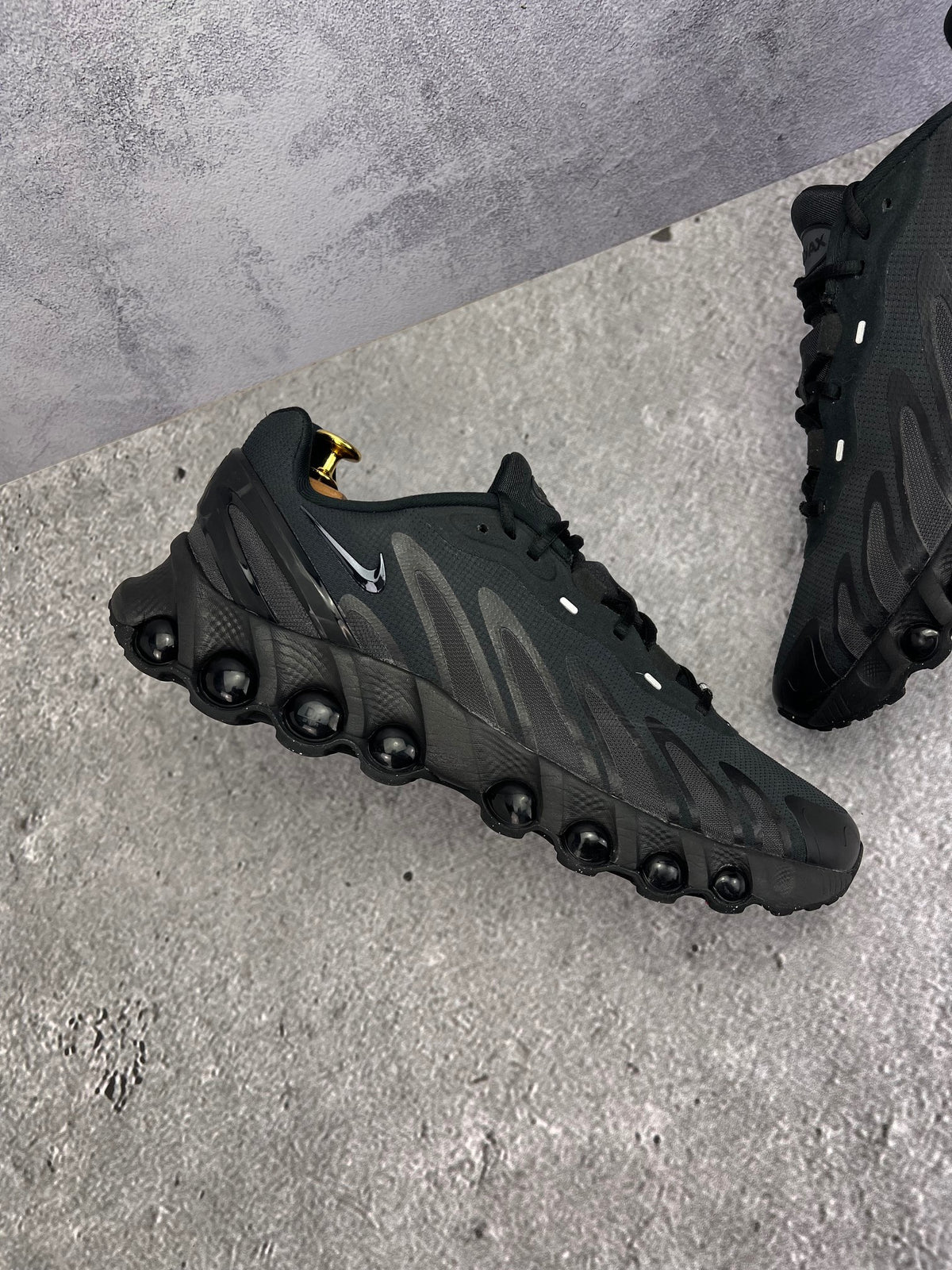 Nike Air Max Dn8 — buty sportowe męskie w bardzo dobrym stanie rozmiar 46, zewnętrzny panel prawego buta