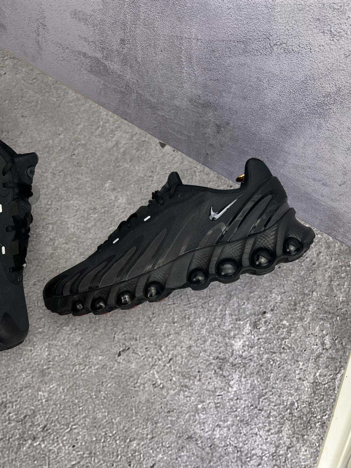 Nike Air Max Dn8 — buty sportowe męskie w bardzo dobrym stanie rozmiar 46, zewnętrzny panel lewego buta