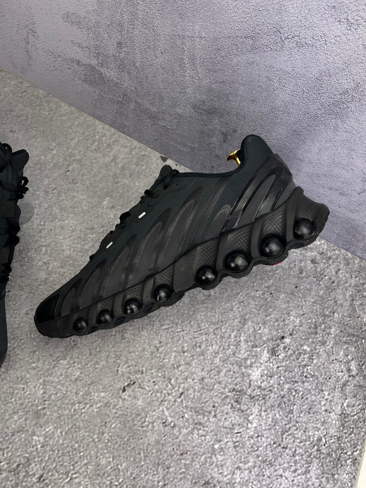 Nike Air Max Dn8 — buty sportowe męskie w bardzo dobrym stanie rozmiar 46, wewnętrzny panel prawego buta