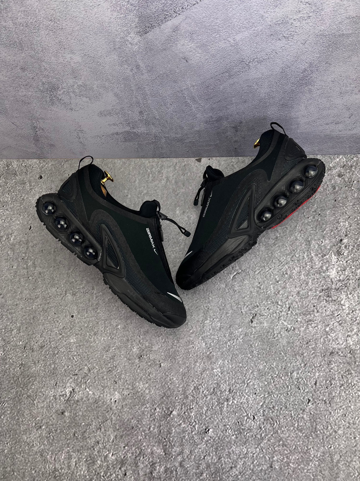 Nike Air Max Dn Roam Triple Black — buty sportowe męskie w bardzo dobrym stanie rozmiar 43, widok z góry na zewnętrzną stronę butów