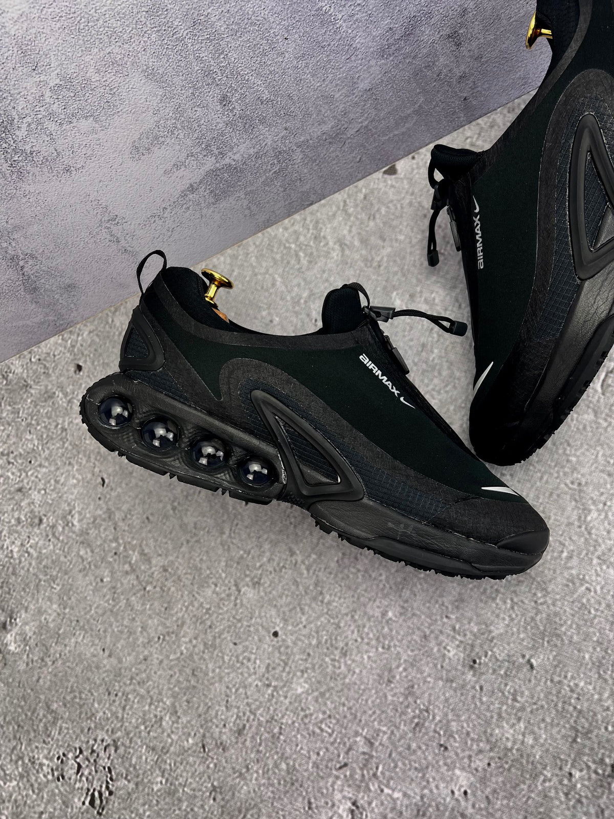 Nike Air Max Dn Roam Triple Black — buty sportowe męskie w bardzo dobrym stanie rozmiar 43, zewnętrzny panel prawego buta