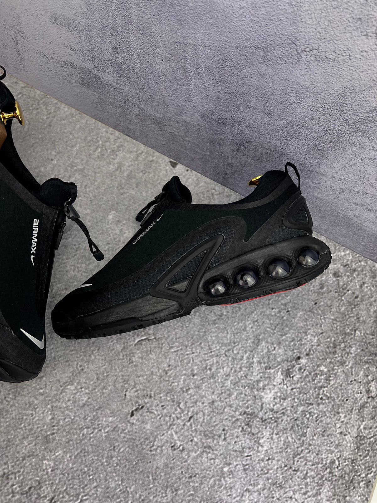 Nike Air Max Dn Roam Triple Black — buty sportowe męskie w bardzo dobrym stanie rozmiar 43, zewnętrzny panel lewego buta