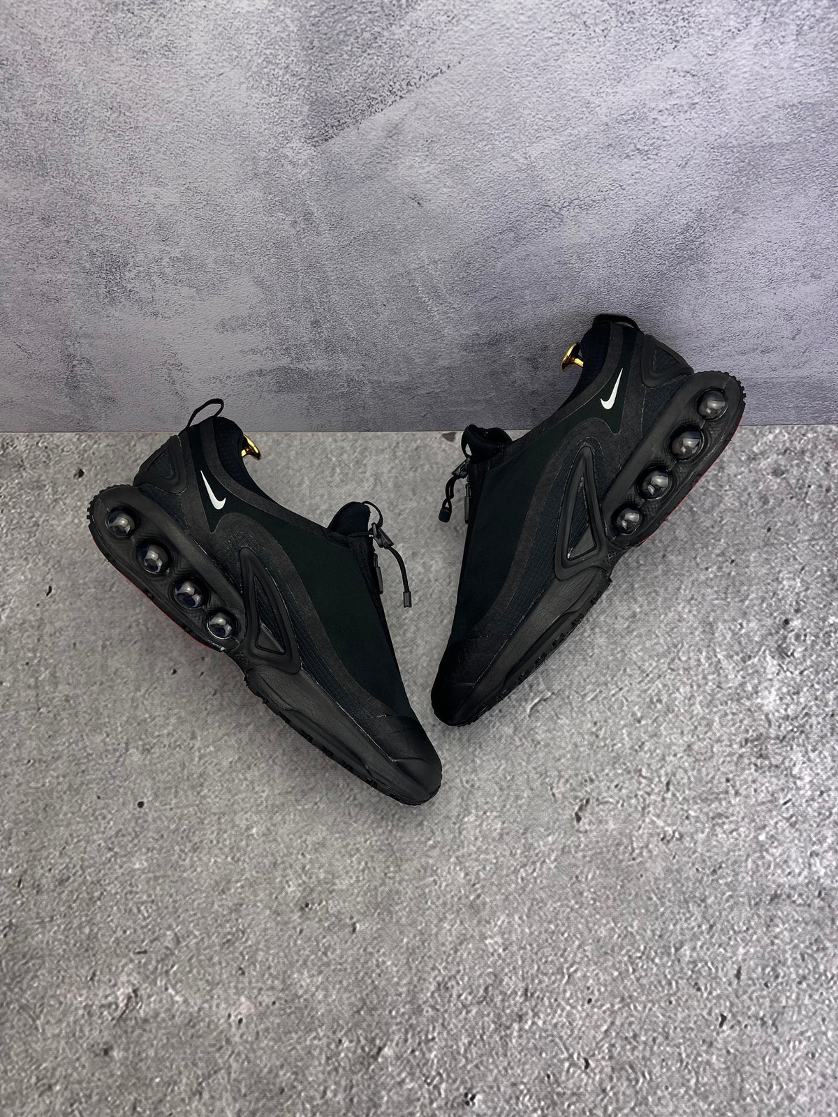 Nike Air Max Dn Roam Triple Black — buty sportowe męskie w bardzo dobrym stanie rozmiar 43, widok z góry na wewnętrzną stronę butów