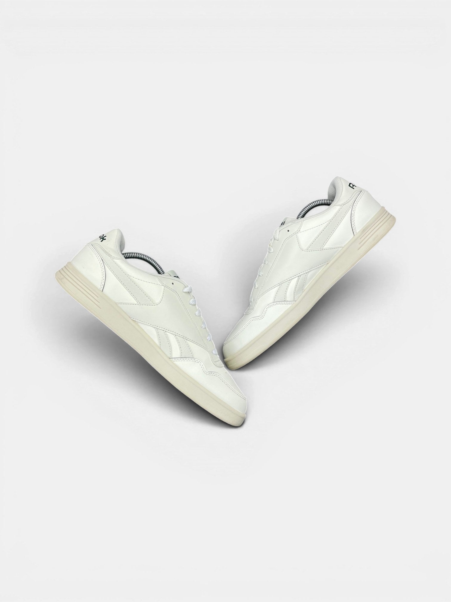 Reebok Court Advance — buty sportowe męskie w bardzo dobrym stanie rozmiar 43, widok z góry na wewnętrzną stronę butów