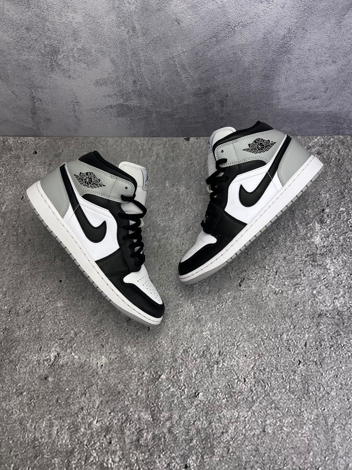 Jordan Air Jordan 1 Mid Barons — buty sportowe męskie w dobrym stanie rozmiar 44, widok z góry na zewnętrzną stronę butów