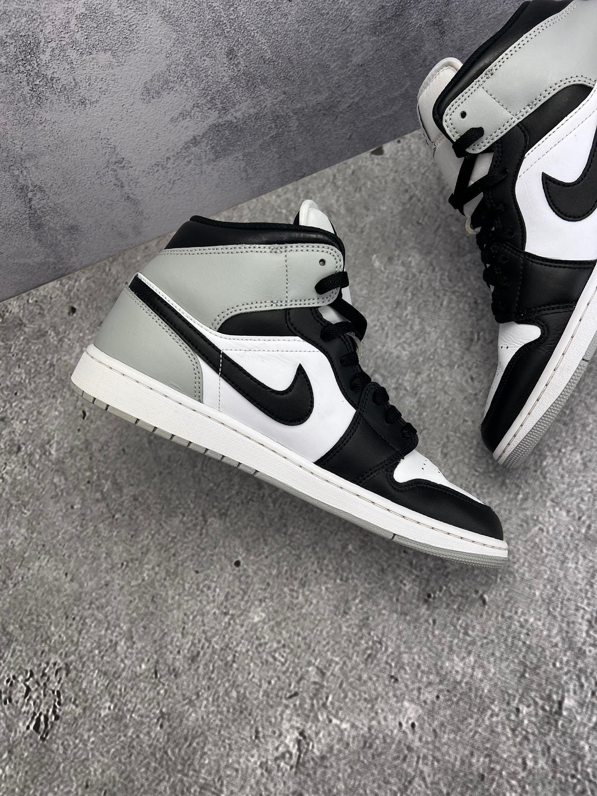 Jordan Air Jordan 1 Mid Barons — buty sportowe męskie w dobrym stanie rozmiar 44, wewnętrzny panel lewego buta