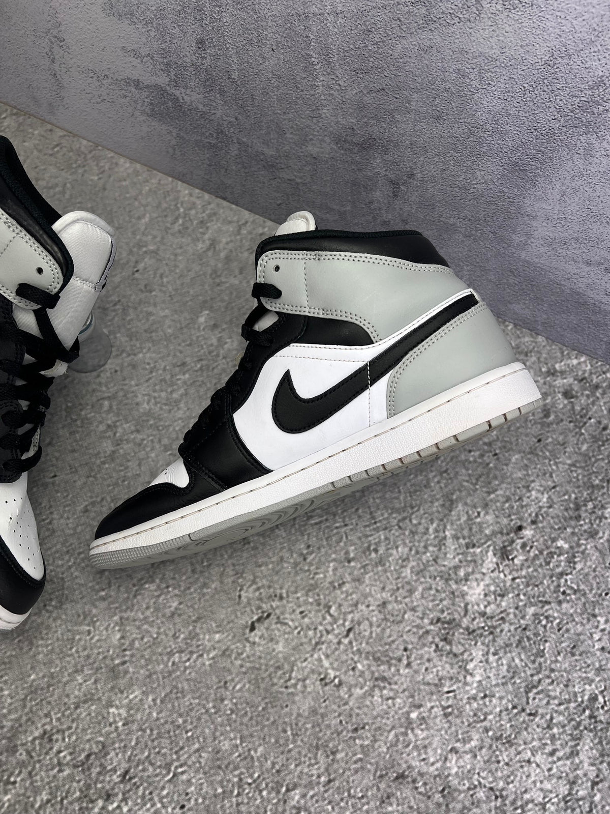 Jordan Air Jordan 1 Mid Barons — buty sportowe męskie w dobrym stanie rozmiar 44, wewnętrzny panel prawego buta