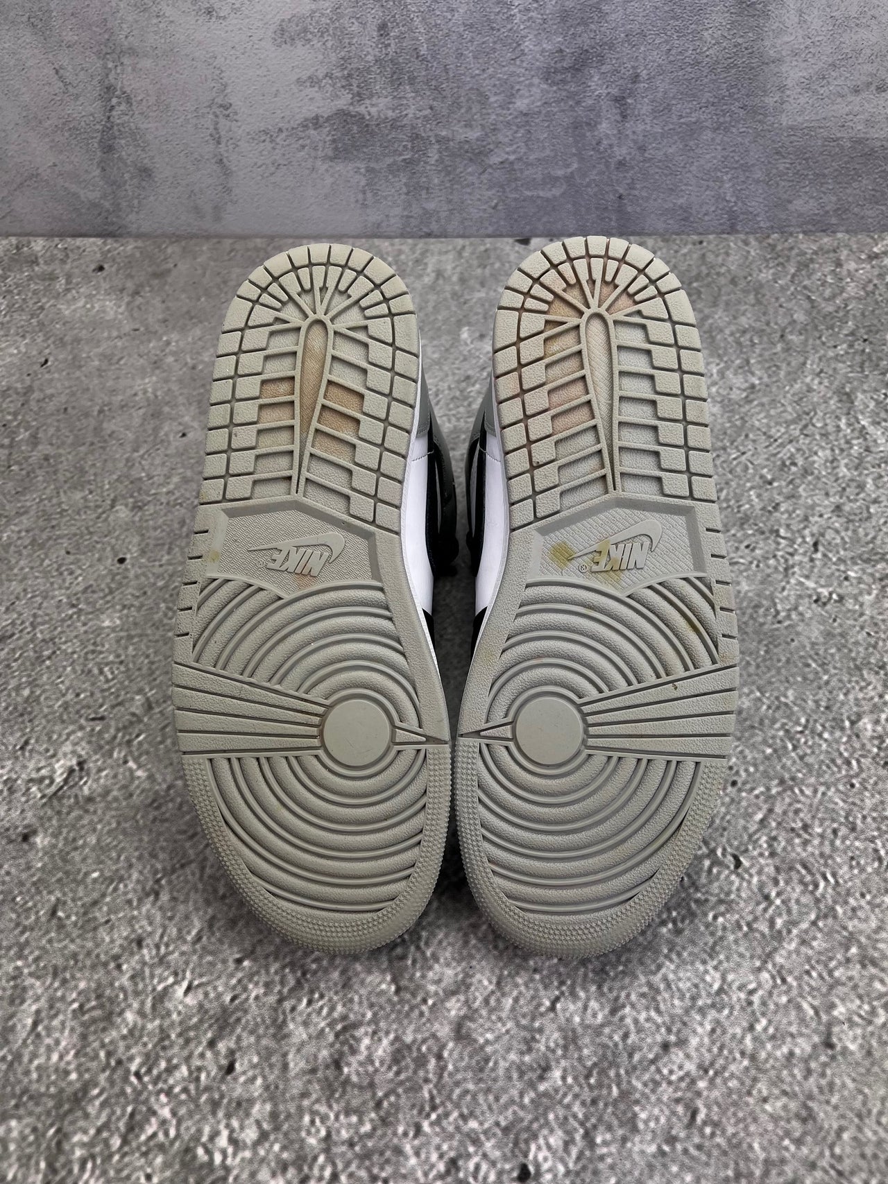 Jordan Air Jordan 1 Mid Barons — buty sportowe męskie w dobrym stanie rozmiar 44, podeszwa