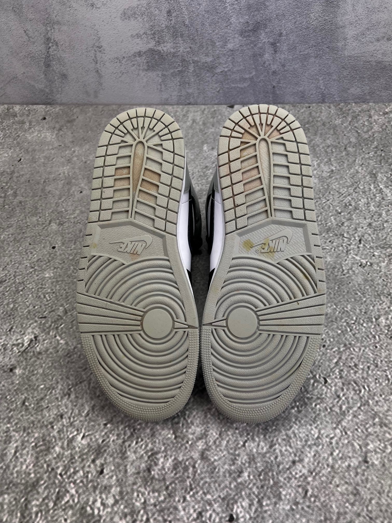 Jordan Air Jordan 1 Mid Barons — buty sportowe męskie w dobrym stanie rozmiar 44, podeszwa
