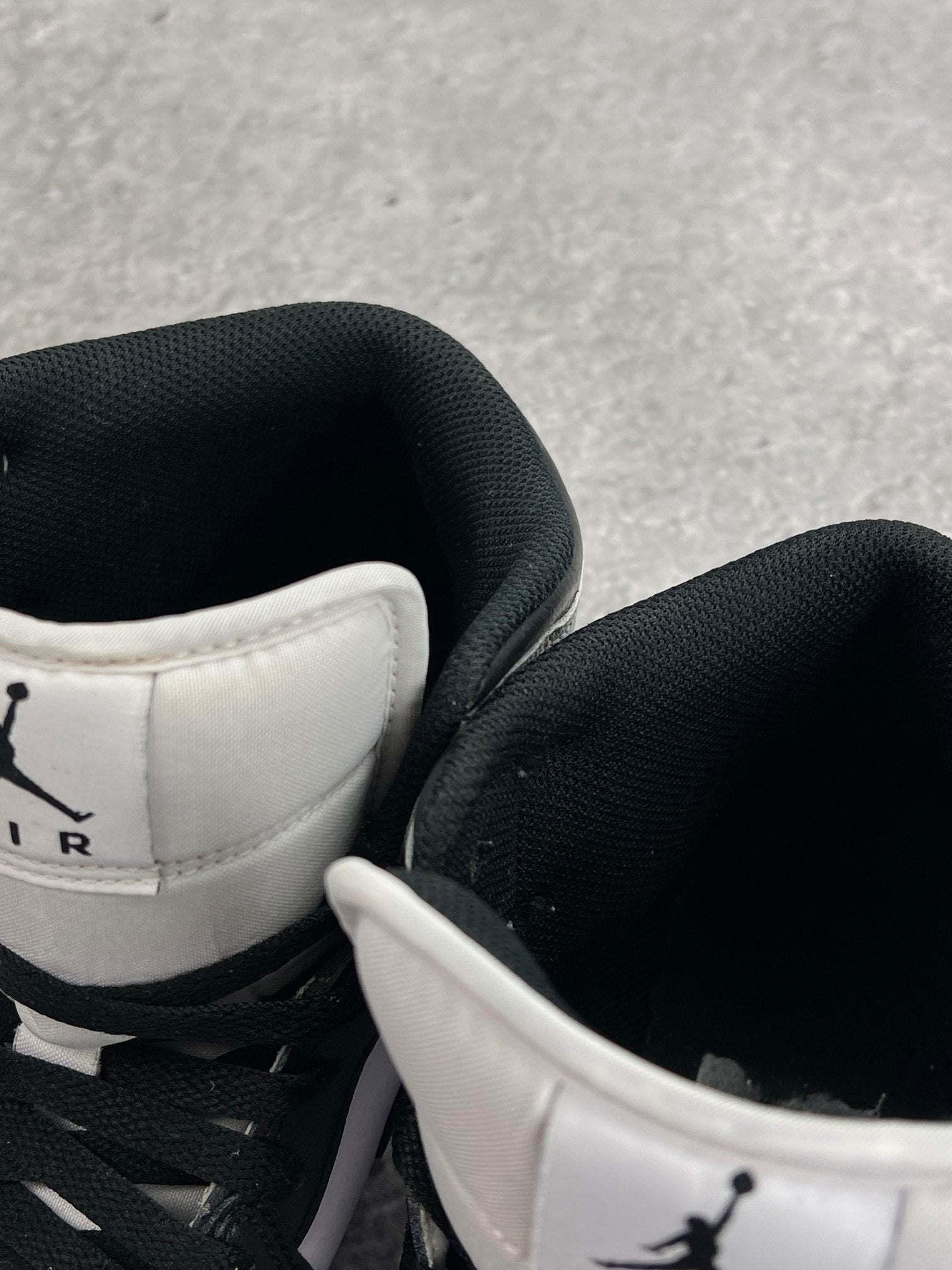 Jordan Air Jordan 1 Mid Barons — buty sportowe męskie w dobrym stanie rozmiar 44, zapiętki butów