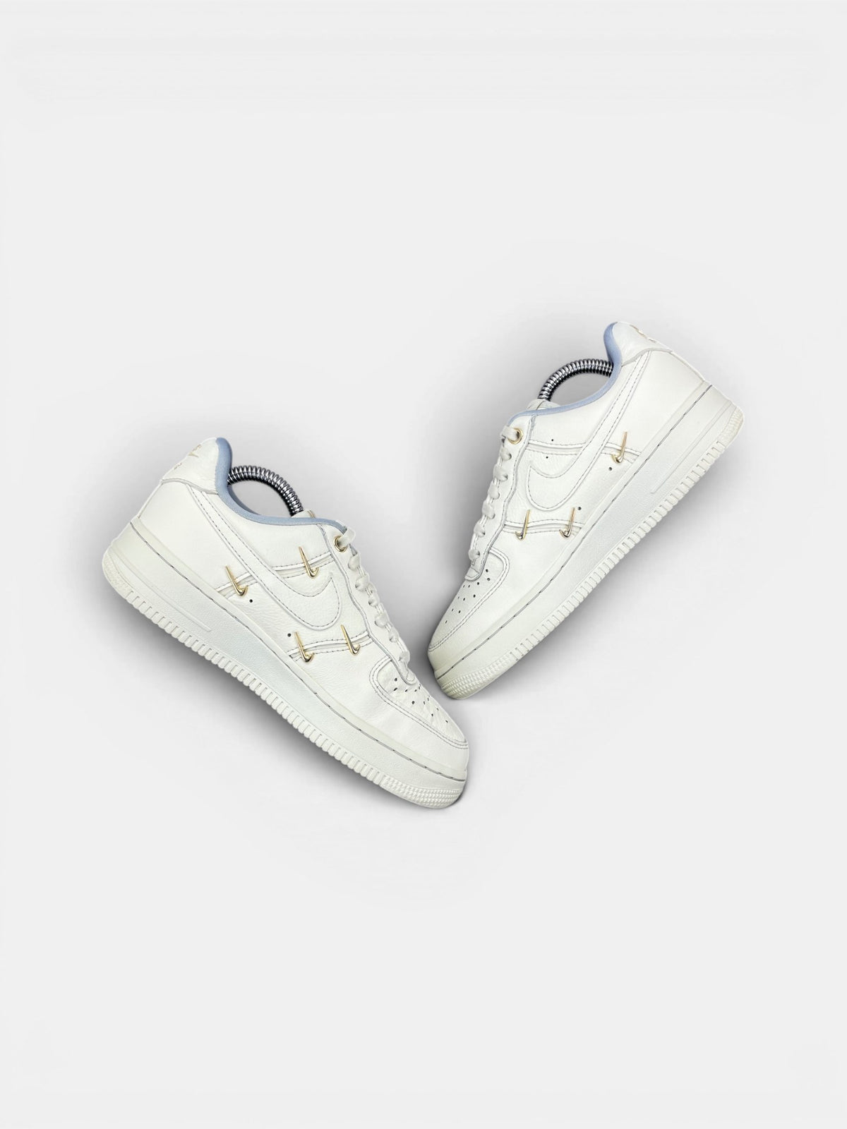Nike Air Force 1 Low — buty sportowe damskie w bardzo dobrym stanie rozmiar 36, widok z góry na wewnętrzną stronę butów