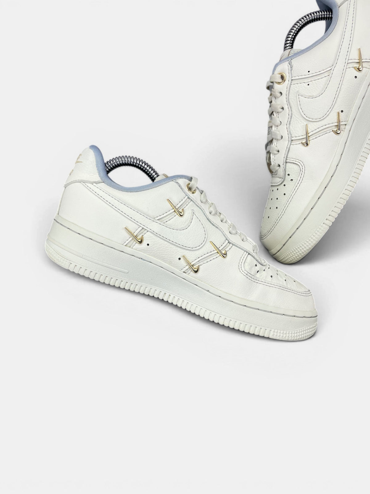 Nike Air Force 1 Low — buty sportowe damskie w bardzo dobrym stanie rozmiar 36, wewnętrzny panel lewego buta