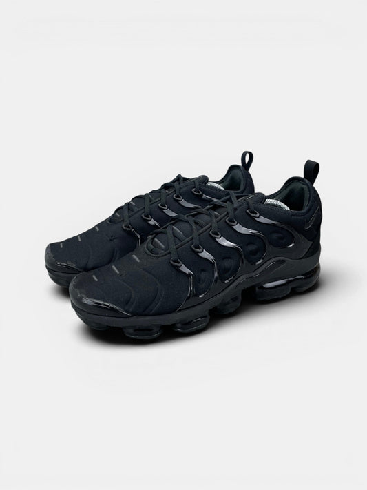 Nike Air VaporMax Plus Triple Black — buty sportowe męskie w bardzo dobrym stanie rozmiar 45.5, widok z boku