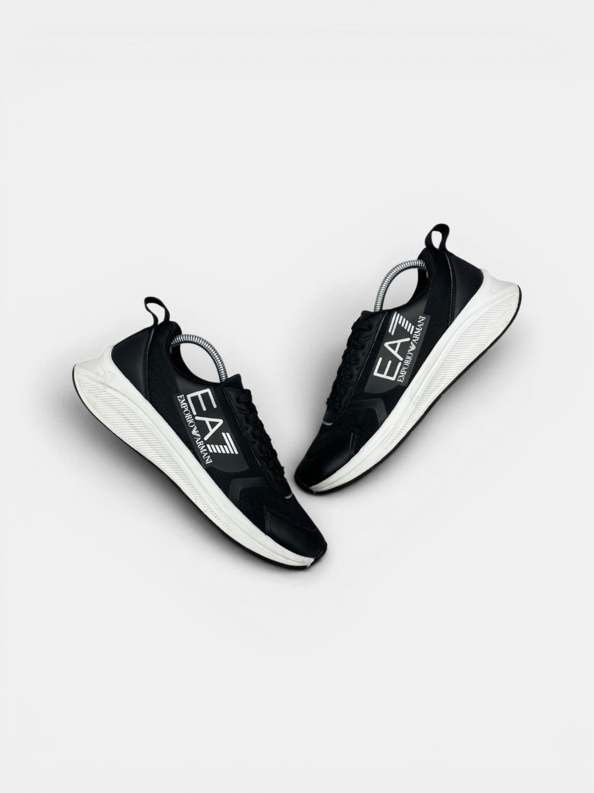 Emporio Armani Sneakers — buty sportowe męskie w bardzo dobrym stanie rozmiar 41, widok z góry na zewnętrzną stronę butów