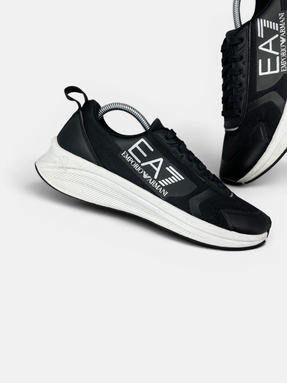 Emporio Armani Sneakers — buty sportowe męskie w bardzo dobrym stanie rozmiar 41, zewnętrzny panel prawego buta