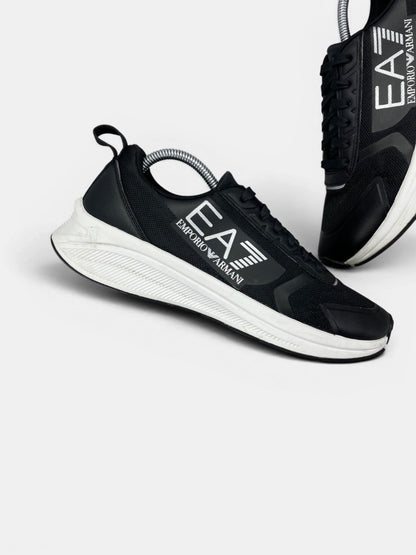 Emporio Armani Sneakers — buty sportowe męskie w bardzo dobrym stanie rozmiar 41, zewnętrzny panel prawego buta