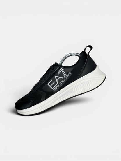 Emporio Armani Sneakers — buty sportowe męskie w bardzo dobrym stanie rozmiar 41, zewnętrzny panel lewego buta