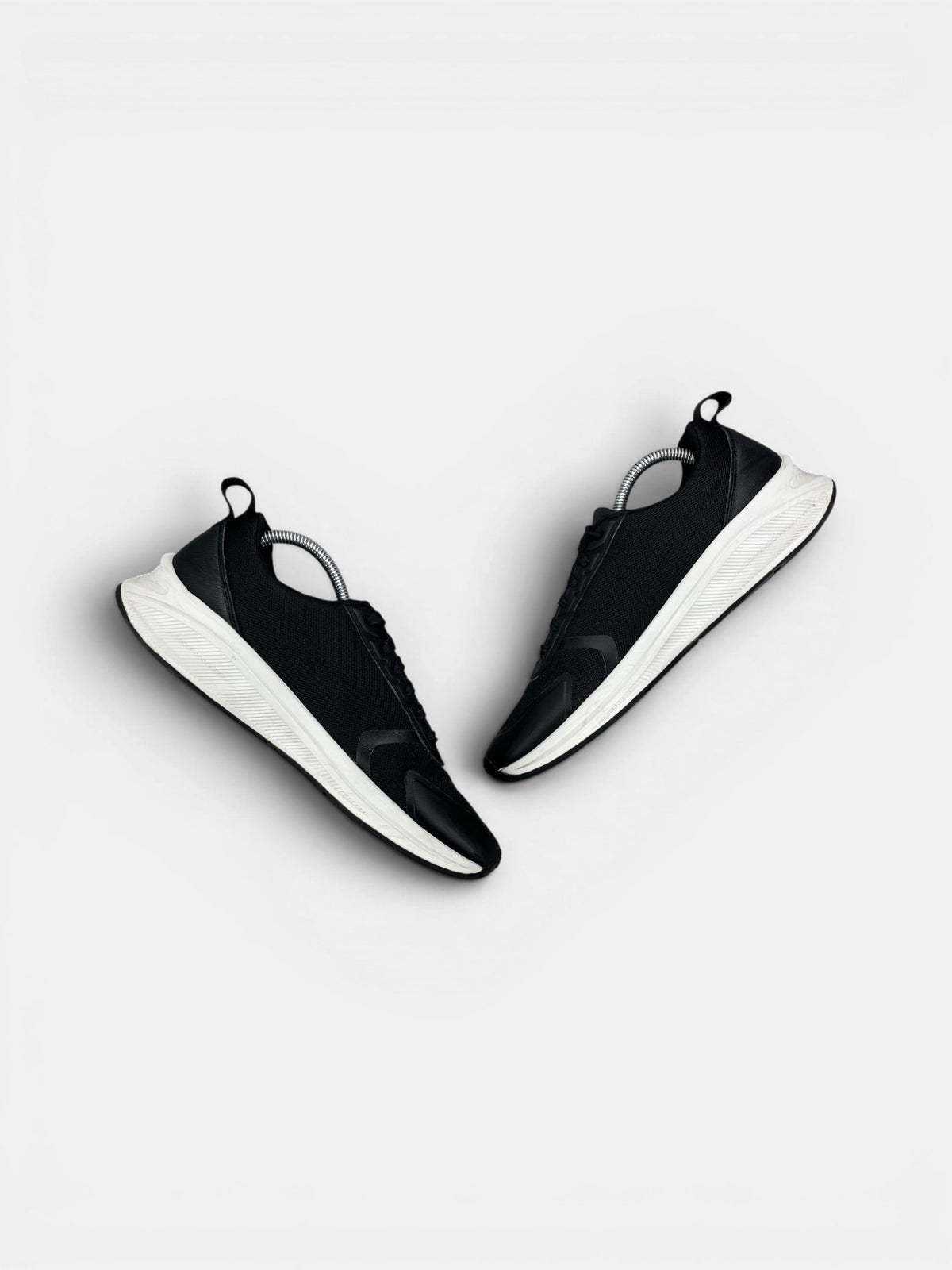 Emporio Armani Sneakers — buty sportowe męskie w bardzo dobrym stanie rozmiar 41, widok z góry na wewnętrzną stronę butów