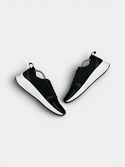 Emporio Armani Sneakers — buty sportowe męskie w bardzo dobrym stanie rozmiar 41, widok z góry na wewnętrzną stronę butów