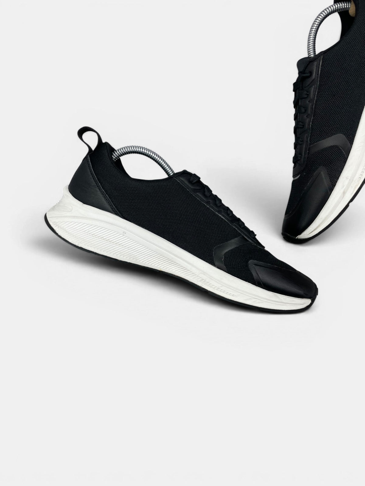 Emporio Armani Sneakers — buty sportowe męskie w bardzo dobrym stanie rozmiar 41, wewnętrzny panel lewego buta