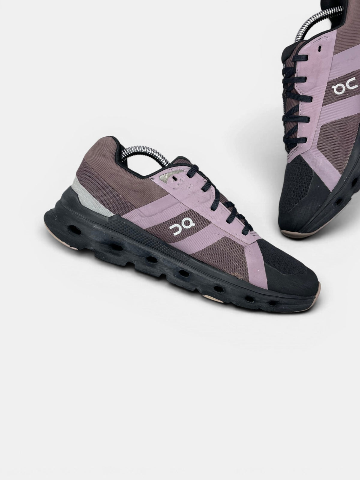 On Cloudrunner — buty sportowe damskie w bardzo dobrym stanie rozmiar 38.5, wewnętrzny panel lewego buta
