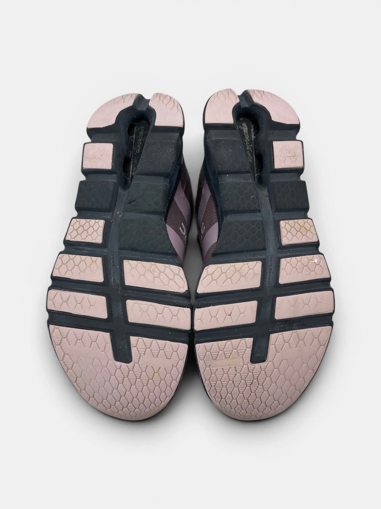 On Cloudrunner — buty sportowe damskie w bardzo dobrym stanie rozmiar 38.5, podeszwa