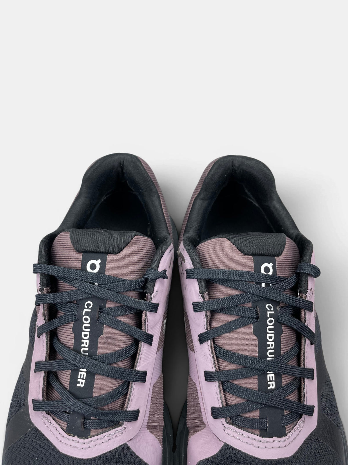 On Cloudrunner — buty sportowe damskie w bardzo dobrym stanie rozmiar 38.5, zapiętki butów