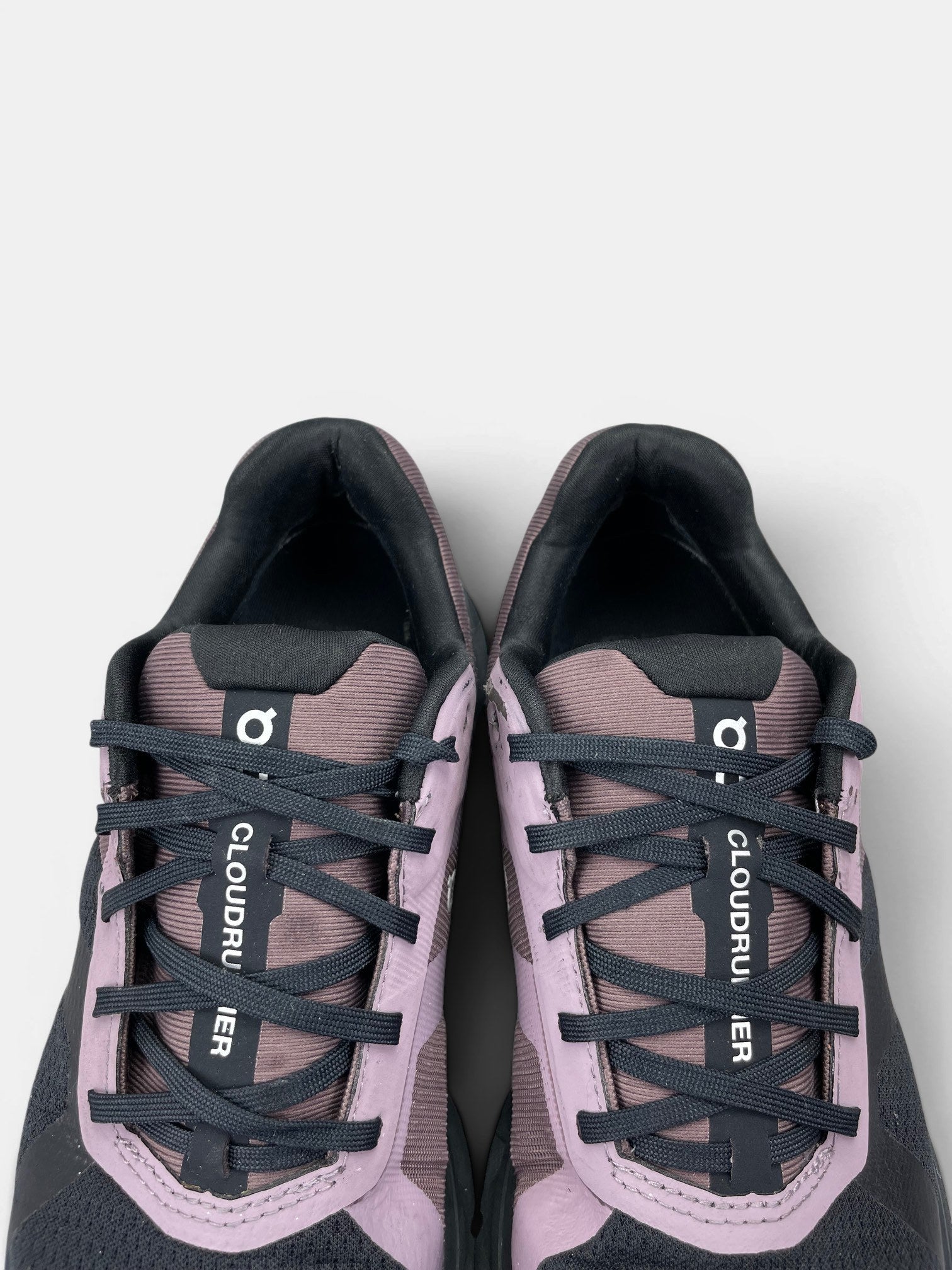 On Cloudrunner — buty sportowe damskie w bardzo dobrym stanie rozmiar 38.5, zapiętki butów