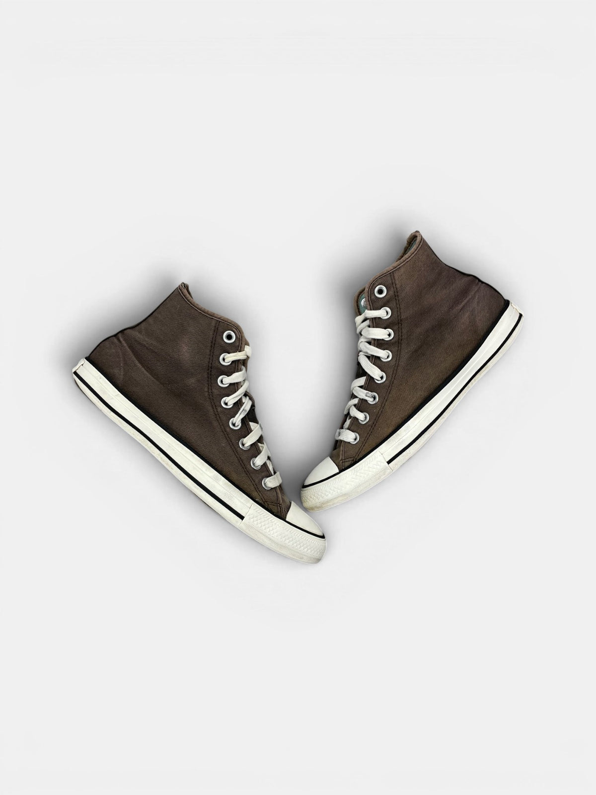 Converse Chuck Taylor All Star — buty sportowe męskie w bardzo dobrym stanie rozmiar 41.5, widok z góry na zewnętrzną stronę butów