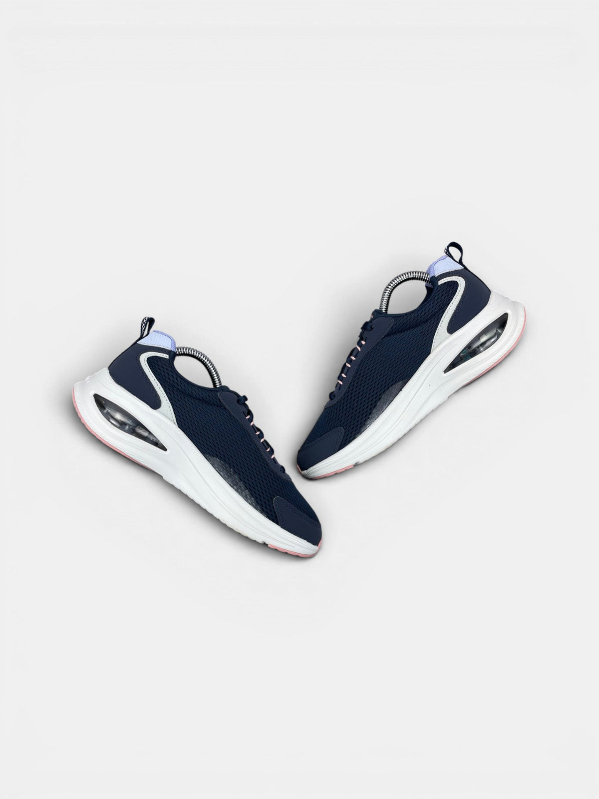 Skechers Sneakers — buty sportowe damskie w bardzo dobrym stanie rozmiar 36.5, widok z góry na wewnętrzną stronę butów