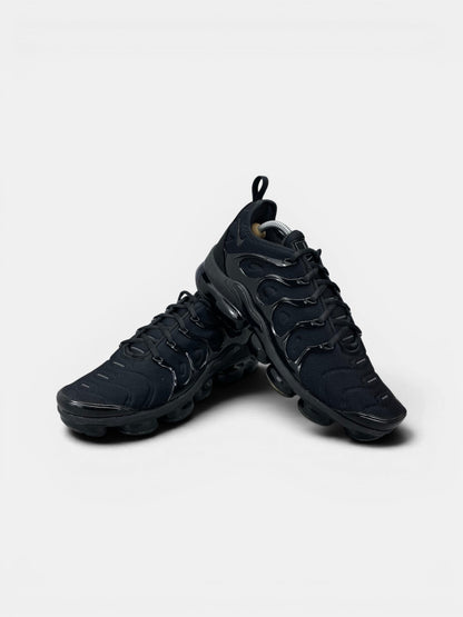 Nike Air VaporMax Plus Triple Black — buty sportowe męskie w bardzo dobrym stanie rozmiar 44, boczny profil