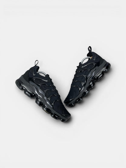 Nike Air VaporMax Plus Triple Black — buty sportowe męskie w bardzo dobrym stanie rozmiar 44, widok z góry na zewnętrzną stronę butów