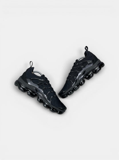 Nike Air VaporMax Plus Triple Black — buty sportowe męskie w bardzo dobrym stanie rozmiar 44, widok z góry na wewnętrzną stronę butów