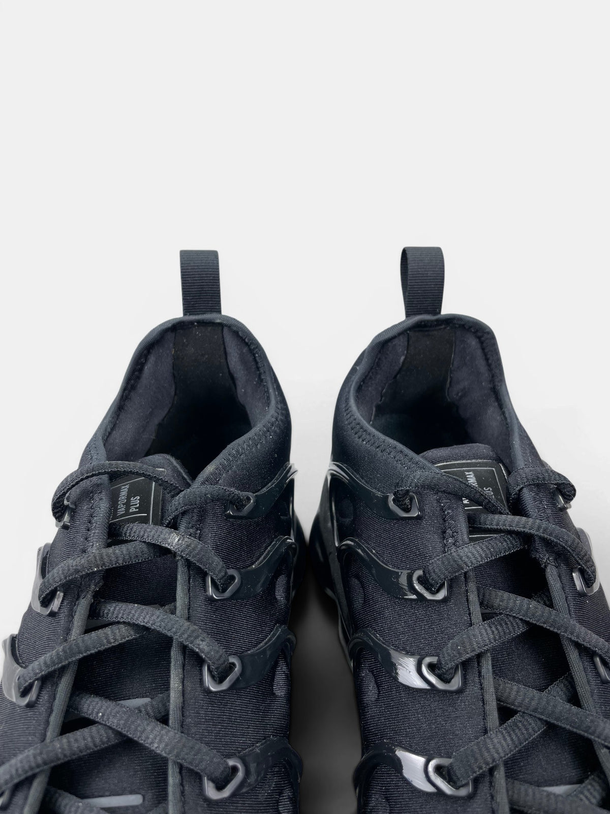 Nike Air VaporMax Plus Triple Black — buty sportowe męskie w bardzo dobrym stanie rozmiar 44, zapiętki butów