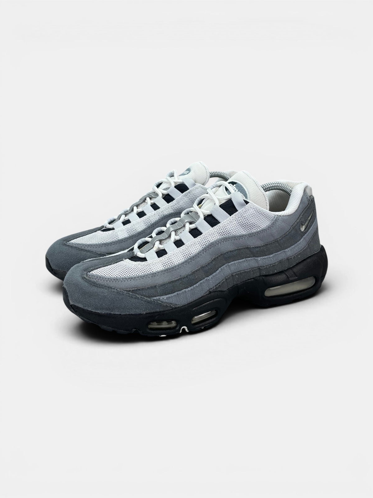 Nike Air Max 95 Jewel Grey — buty sportowe męskie w bardzo dobrym stanie rozmiar 42.5, widok z boku