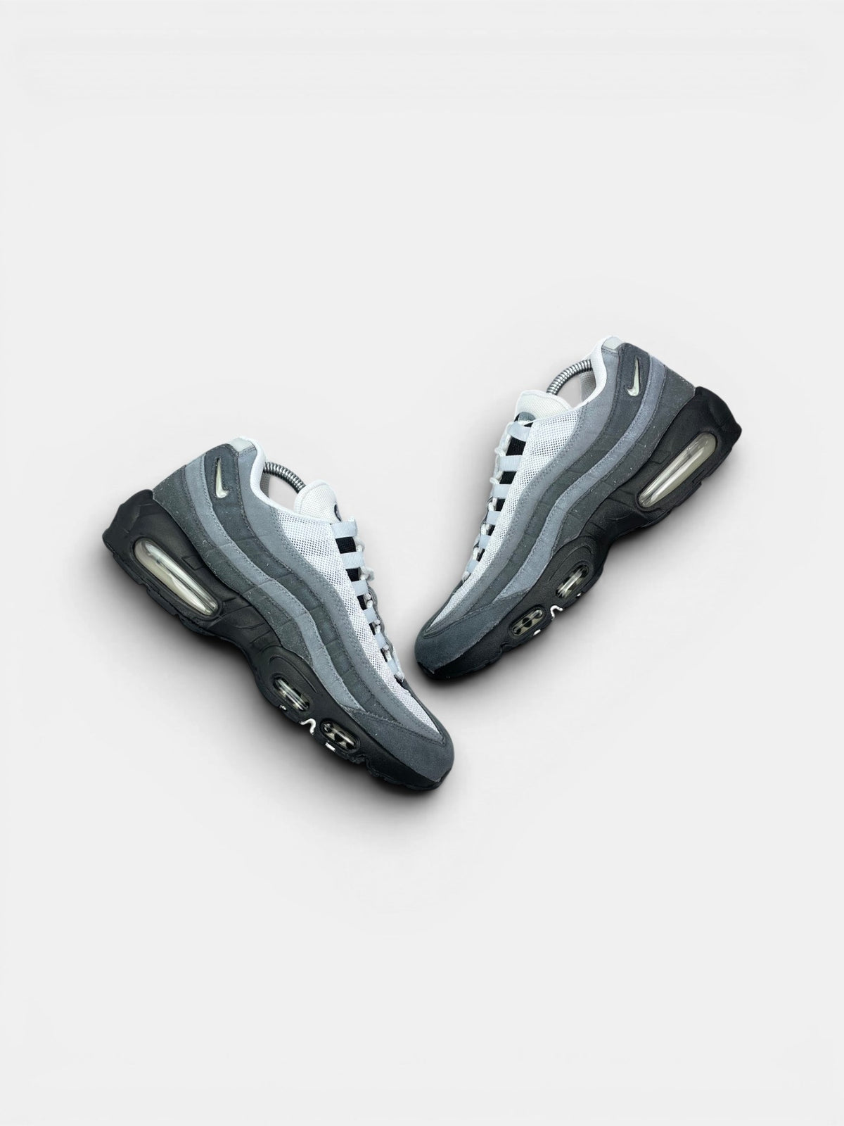 Nike Air Max 95 Jewel Grey — buty sportowe męskie w bardzo dobrym stanie rozmiar 42.5, widok z góry na zewnętrzną stronę butów