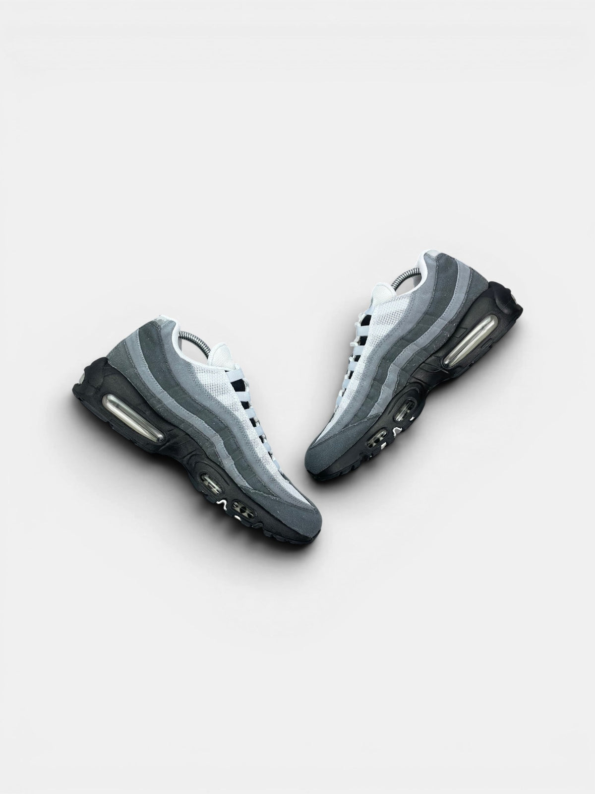 Nike Air Max 95 Jewel Grey — buty sportowe męskie w bardzo dobrym stanie rozmiar 42.5, widok z góry na wewnętrzną stronę butów