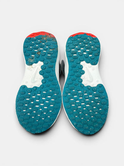 Nike Revolution 7 — buty sportowe dziecięce w bardzo dobrym stanie rozmiar 25, widok z góry na wewnętrzną stronę butów
