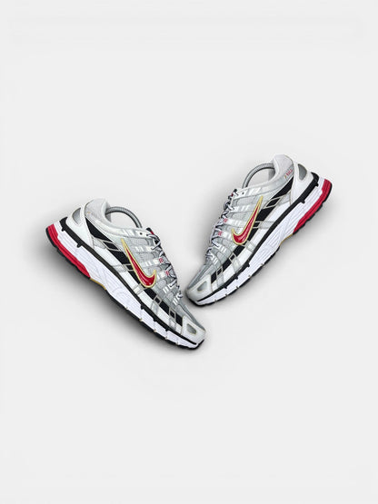 Nike P-6000 Metallic Silver Red — buty sportowe męskie w bardzo dobrym stanie rozmiar 42, widok z góry na zewnętrzną stronę butów