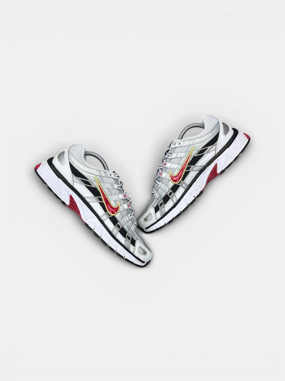 Nike P-6000 Metallic Silver Red — buty sportowe męskie w bardzo dobrym stanie rozmiar 42, widok z góry na wewnętrzną stronę butów