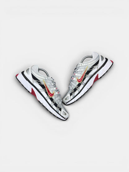 Nike P-6000 Metallic Silver Red — buty sportowe męskie w bardzo dobrym stanie rozmiar 42, widok z góry na wewnętrzną stronę butów