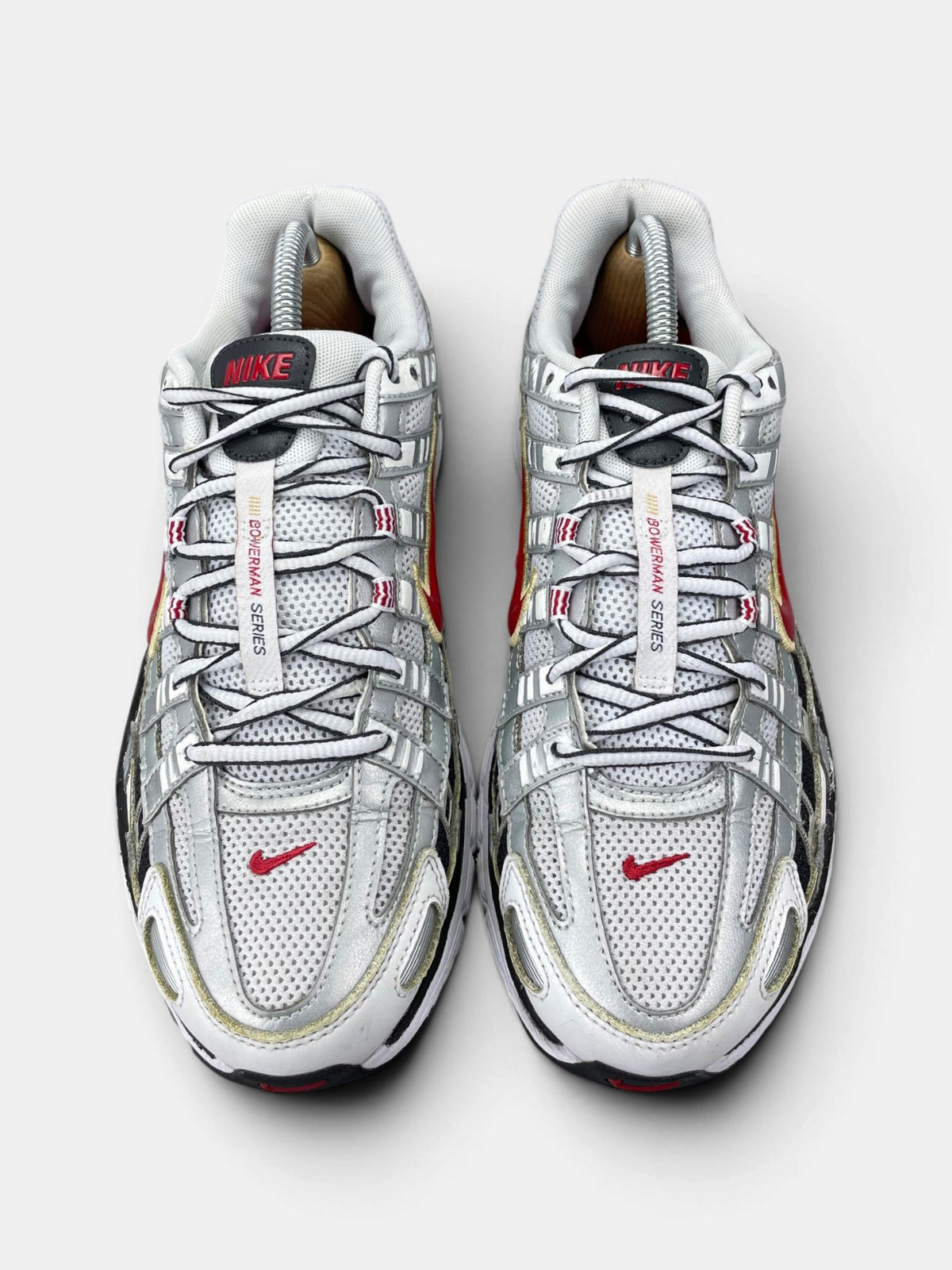 Nike P-6000 Metallic Silver Red — buty sportowe męskie w bardzo dobrym stanie rozmiar 42, widok z góry