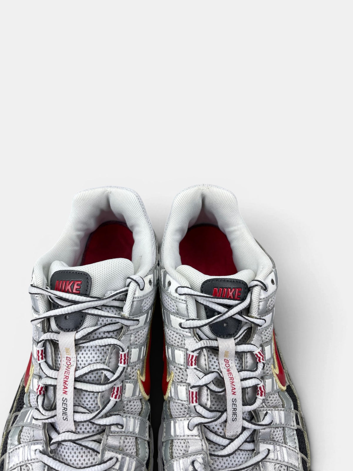Nike P-6000 Metallic Silver Red — buty sportowe męskie w bardzo dobrym stanie rozmiar 42, zapiętki butów