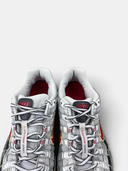 Nike P-6000 Metallic Silver Red — buty sportowe męskie w bardzo dobrym stanie rozmiar 42, zapiętki butów