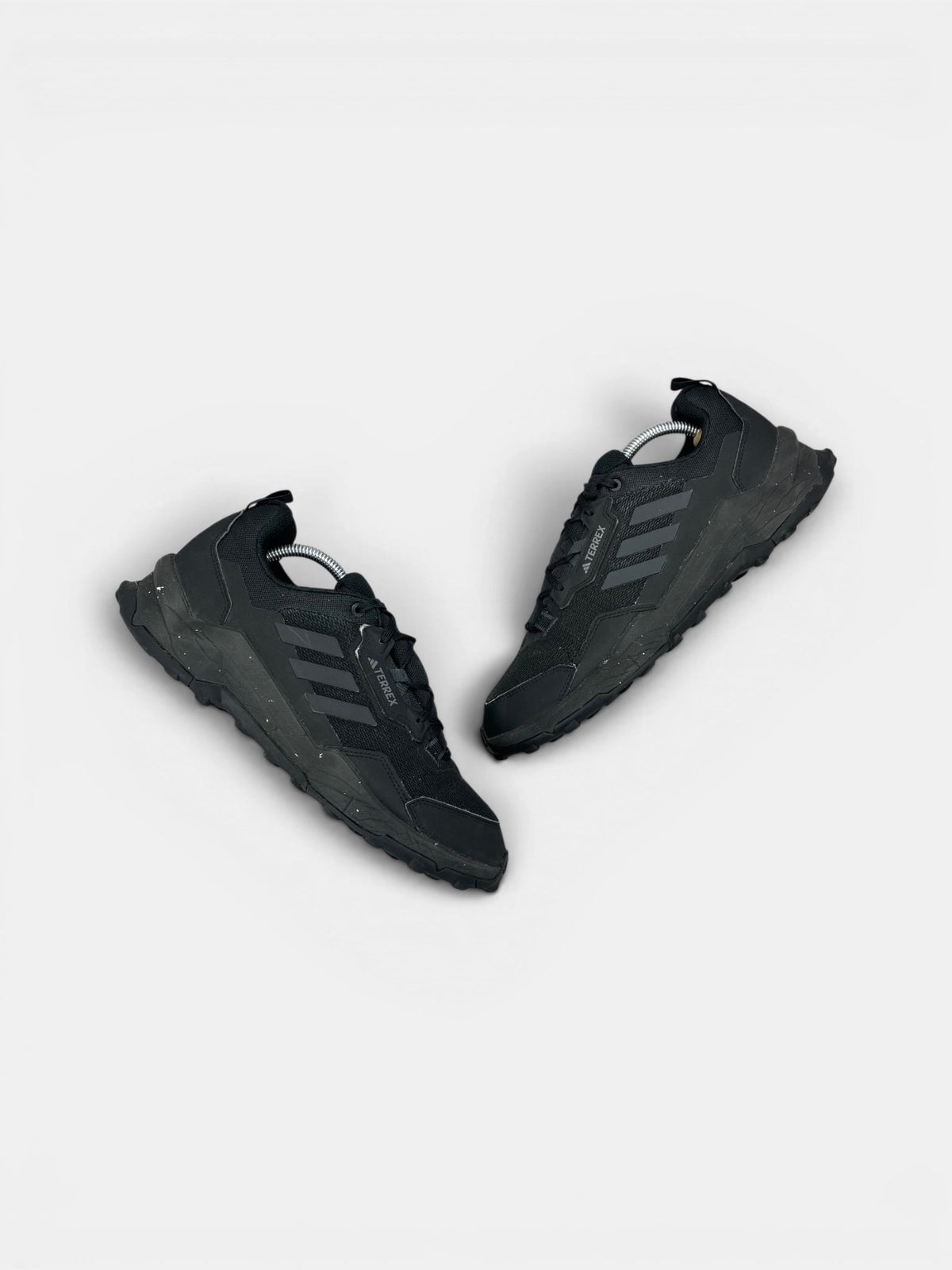 Adidas Terrex AX4 Black Carbon — buty sportowe męskie w bardzo dobrym stanie rozmiar 44, widok z góry na zewnętrzną stronę butów