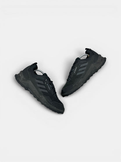 Adidas Terrex AX4 Black Carbon — buty sportowe męskie w bardzo dobrym stanie rozmiar 44, widok z góry na zewnętrzną stronę butów