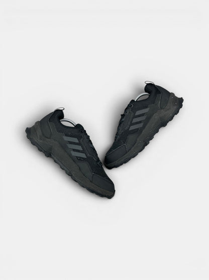 Adidas Terrex AX4 Black Carbon — buty sportowe męskie w bardzo dobrym stanie rozmiar 44, widok z góry na wewnętrzną stronę butów